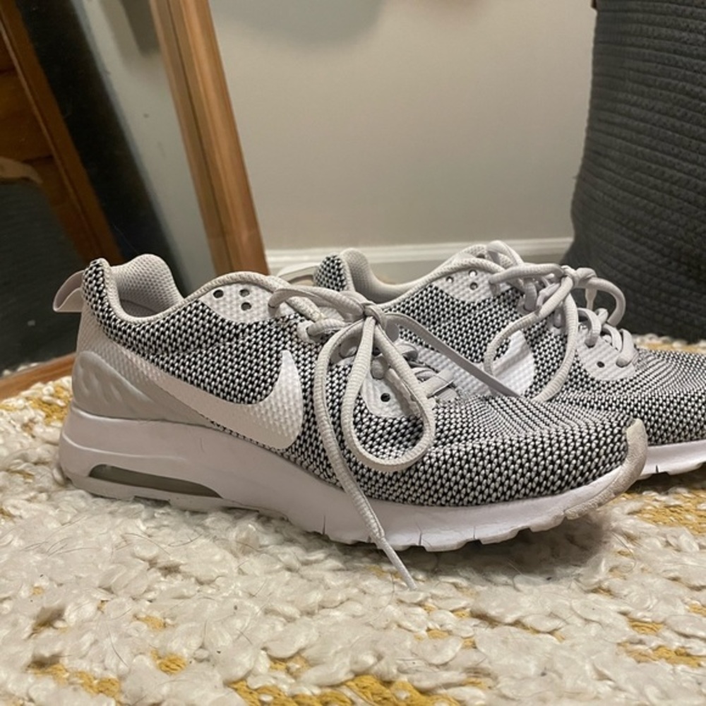 Nike Women's Air Max Motion White/Gray Running Shoe 7 844895-007